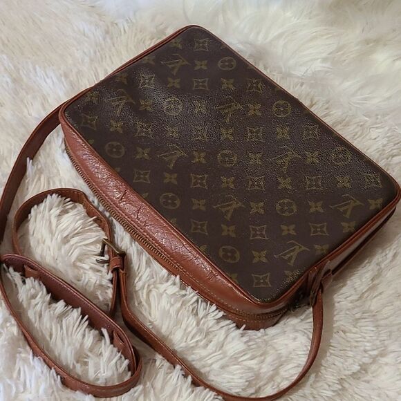 💯 Authentic Louis Vuitton Handbag 🍀 - Picture 13 of 17